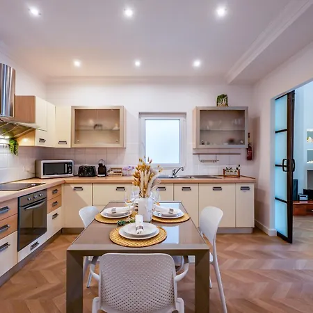 Apartment Prime Location 3br With Stunning View By Arcobnb